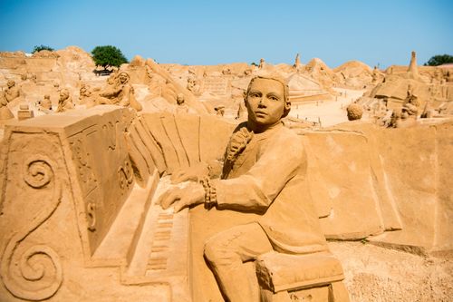 Le immense statue di sabbia della Sand city a Hurghada
