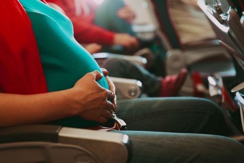 Grossesse et avion : une gynécologue nous donne ses recommandations (et ses conseils !)