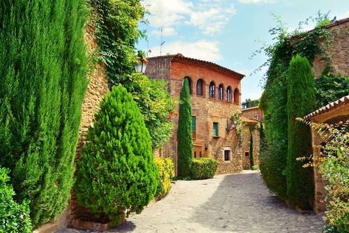 À 1h de Barcelone, les ruelles pavées et les façades fleuries de ce village médiéval semblent figées dans le temps !