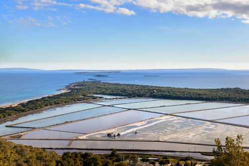 Die Strände von Ses Salines und die Salzgärten im Süden der Insel