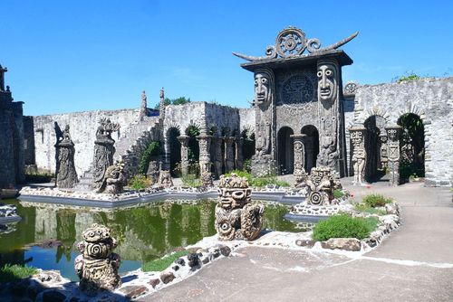 Labyrinthe, statues géantes... ce musée atypique existe seulement en France ! 